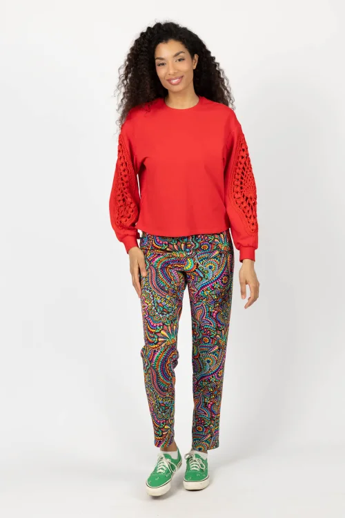 bluza czerwona z szydełkowymi wstawkami na rękawach  marka KG art i spodnie lużne kolorowe kolekcja CONFETTI marka VIPPI DESIGN (2).jpg