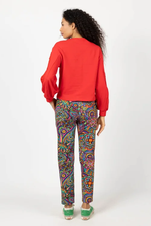bluza czerwona z szydełkowymi wstawkami na rękawach  marka KG art i spodnie lużne kolorowe kolekcja CONFETTI marka VIPPI DESIGN (1).jpg