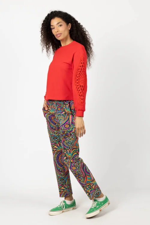 bluza czerwona z szydełkowymi wstawkami na rękawach  marka KG art i spodnie lużne kolorowe kolekcja CONFETTI marka VIPPI DESIGN (4).jpg