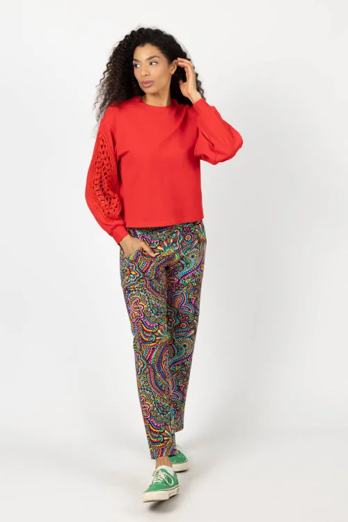 bluza czerwona z szydełkowymi wstawkami na rękawach  marka KG art i spodnie lużne kolorowe kolekcja CONFETTI marka VIPPI DESIGN (3).jpg