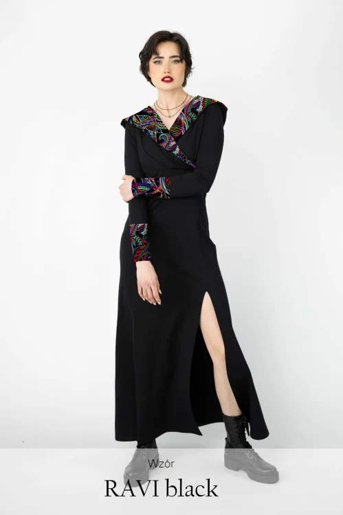 sukienka-czarna-długa-z-rozporkami-i-kapturem-dekolt-V-kolekcja-RAVI-black--marka-vippi-design.jpg