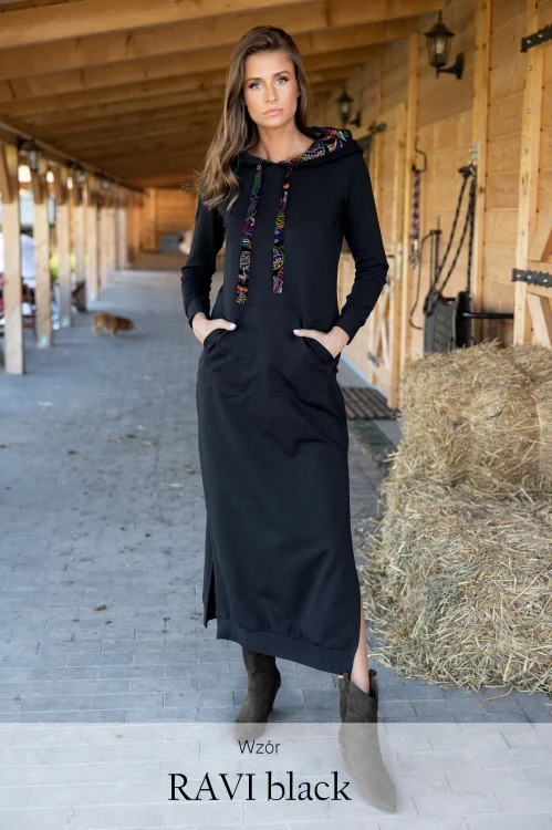 sukienka-dluga-czarna-sportowa-z-kapturem-kolekcja-RAVI-black-marka-vippi-design.jpg