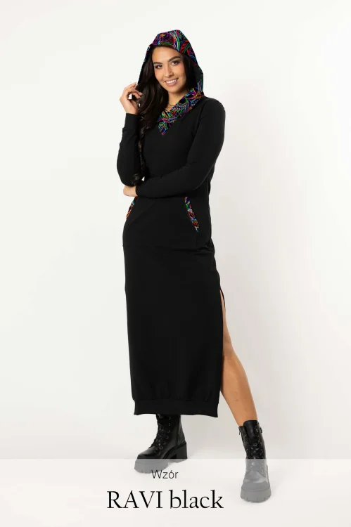 sukienka-długa-czarna-z-kapturem-dekolt-V-kolekcja-RAVI-black-marka-vippi-design.jpg