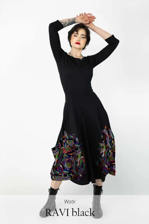 sukienka-czarna-midi-origami-z-aplikacjami-dekolt-łódka-kolekcja-RAVI-black-marka-vippi-design.jpg