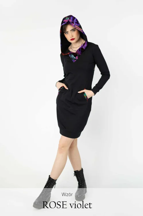 sukienka-sportowa-czarna-z-kapturem-dekolt-V-kolekcja-ROSE-violet-marka-vippi-design.jpg