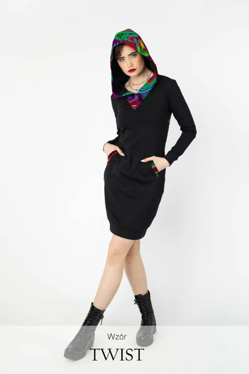 sukienka-sportowa-czarna-z-kapturem-dekolt-V-kolekcja-TWIST-marka-vippi-design.jpg
