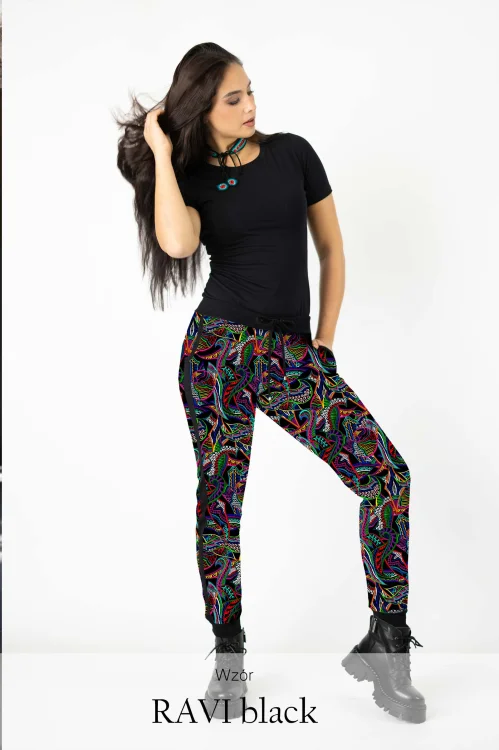 spodnie-kolorowe-z-lampasami-kolekcja-RAVI-black-marka-vippi-design.jpg