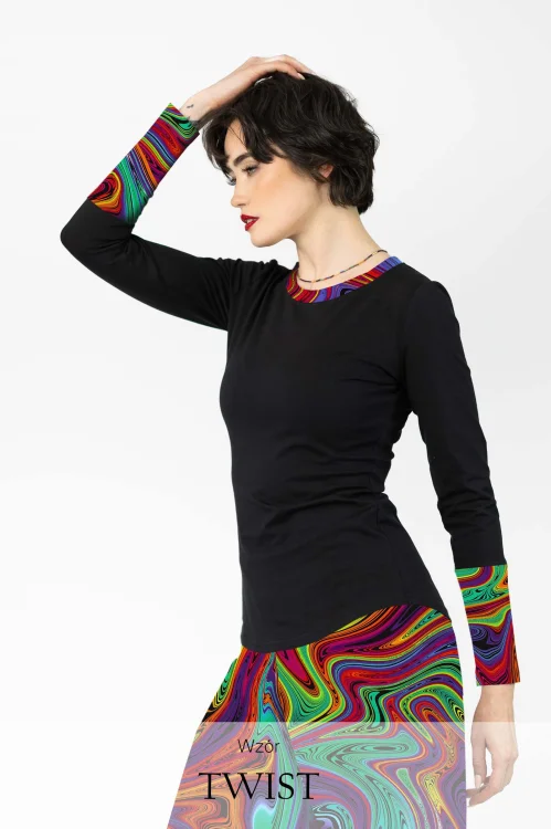 bluzka-czarna-klasyczna-z-kolorowymi-mankietami-i-pliską-przy-dekolcie-kolekcja-TWIST-marka-vippi-design.jpg