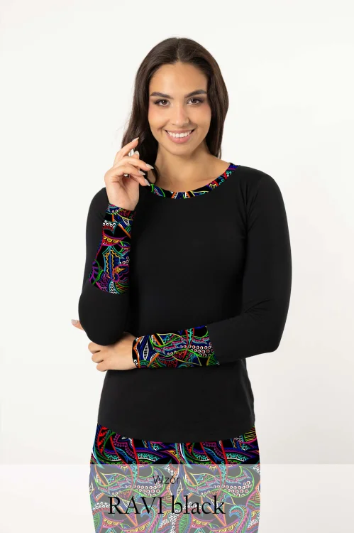 bluzka-czarna-klasyczna-z-kolorowymi-mankietami-i-pliską-przy-dekolcie-kolekcja-RAVI-black-marka-vippi-design.jpg