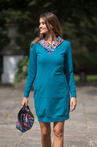 sukeinka-mini--sportowa-petrolowa-kapturem--dekolt-V--i-torebka-nerka-z-kolekcja--DOLCE-blue-marka-vippi-design-6.jpg