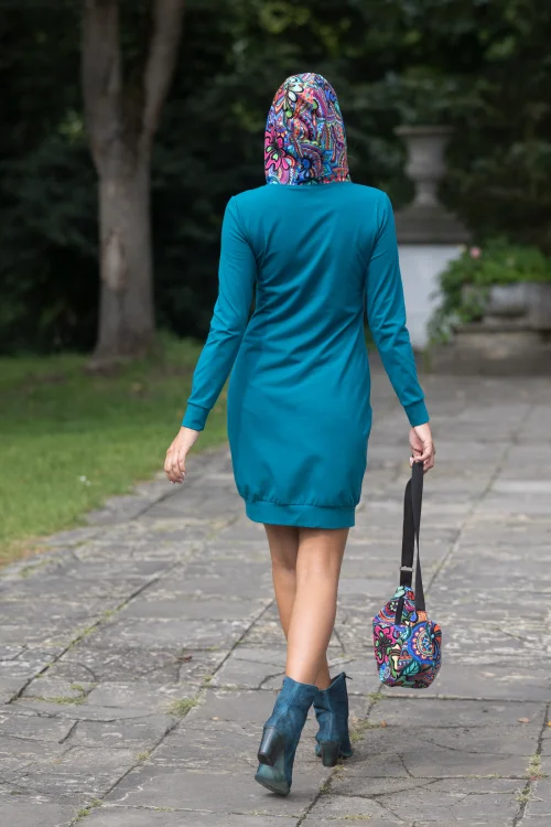 sukeinka-mini--sportowa-petrolowa-kapturem--dekolt-V--i-torebka-nerka-z-kolekcja--DOLCE-blue-marka-vippi-design-11.jpg