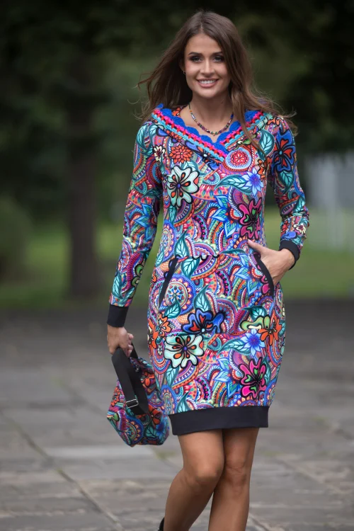 sukeinka-mini--sportowa-z-kapturem-i-szydelkową-koronką---dekolt-V--i-torebka-nerka-z-kolekcja-DOLCE-blue--marka-vippi-design-3.jpg