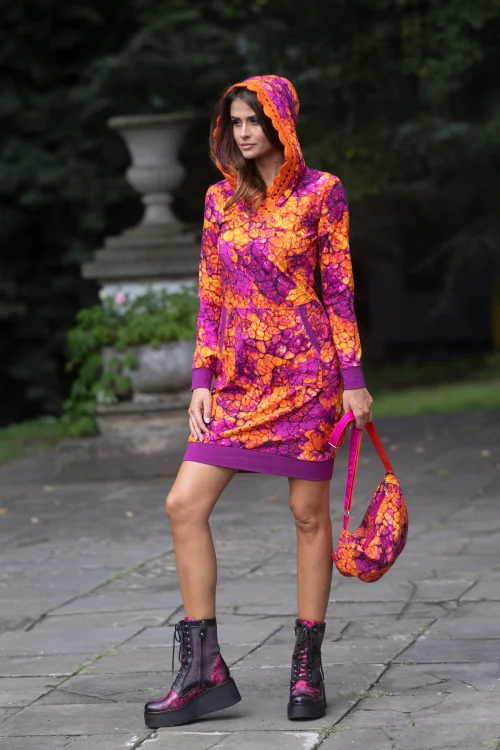 sukeinka-mini--sportowa-kolorowa--z-kapturem-i-szydelkową-koronką---dekolt-V--i-torebka-nerka-z-kolekcja-AMBER--marka-vippi-design-6.jpg