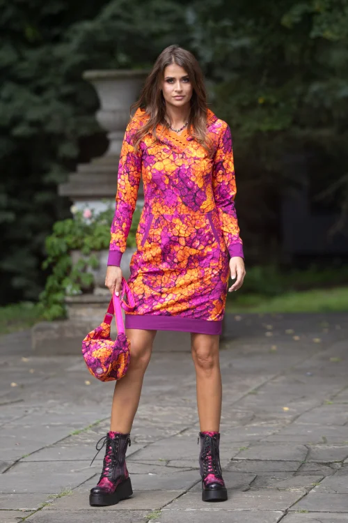 sukeinka-mini--sportowa-kolorowa--z-kapturem-i-szydelkową-koronką---dekolt-V--i-torebka-nerka-z-kolekcja--AMBER-marka-vippi-design.jpg