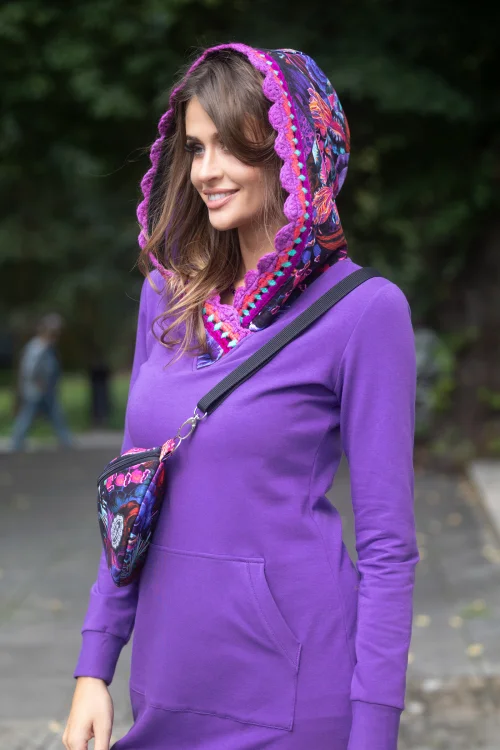 sukeinka-maxi-sportowa-fioletowa--z-kapturem-i-szydełkowymi-koronkami--dekolt-V--i-torebka-mała-nerka-z-kolekcja-ROSE-violet-marka-vippi-design-15a.jpg