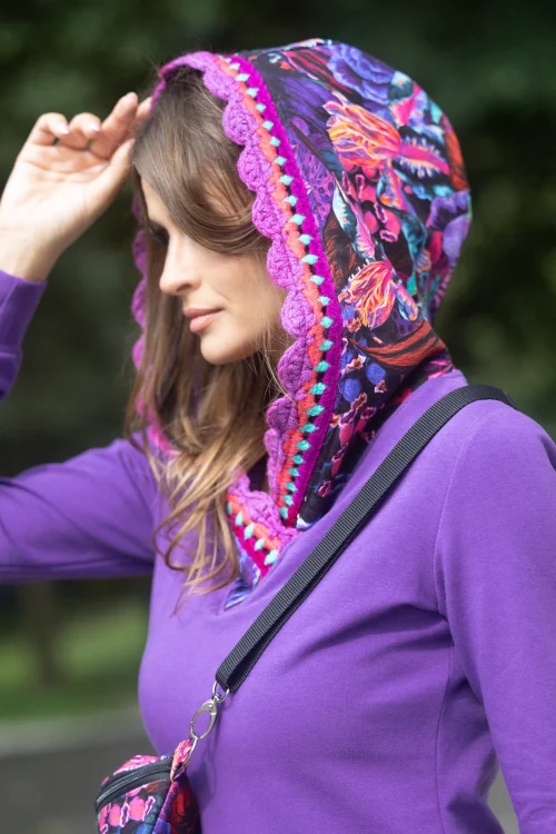 sukeinka-maxi-sportowa-fioletowa--z-kapturem-i-szydełkowymi-koronkami--dekolt-V--i-torebka-mała-nerka-z-kolekcja-ROSE-violet-marka-vippi-design-15.jpg