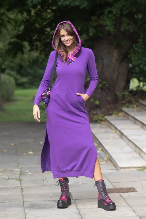 sukeinka-maxi-sportowa-fioletowa--z-kapturem-i-szydełkowymi-koronkami--dekolt-V--i-torebka-mała-nerka-z-kolekcja-ROSE-violet-marka-vippi-design-12.jpg