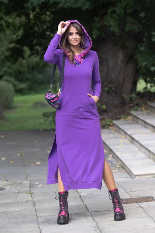 sukeinka-maxi-sportowa-fioletowa--z-kapturem-i-szydełkowymi-koronkami--dekolt-V--i-torebka-mała-nerka-z-kolekcja-ROSE-violet-marka-vippi-design-11.jpg