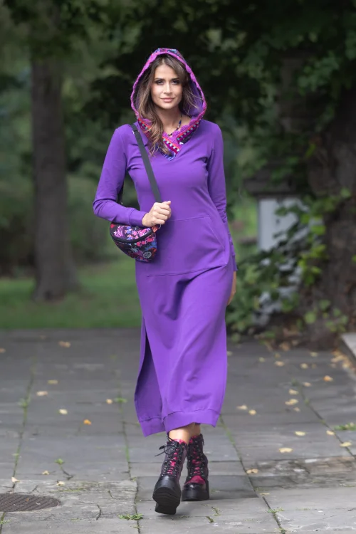 sukeinka-maxi-sportowa-fioletowa--z-kapturem-i-szydełkowymi-koronkami--dekolt-V--i-torebka-mała-nerka-z-kolekcja-ROSE-violet-marka-vippi-design-9.jpg