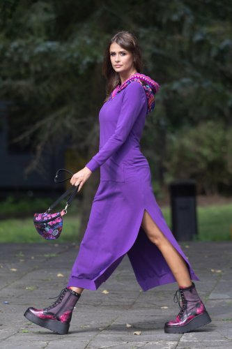 sukeinka-maxi-sportowa-fioletowa--z-kapturem-i-szydełkowymi-koronkami--dekolt-V--i-torebka-mała-nerka-z-kolekcja-ROSE-violet-marka-vippi-design-8.jpg
