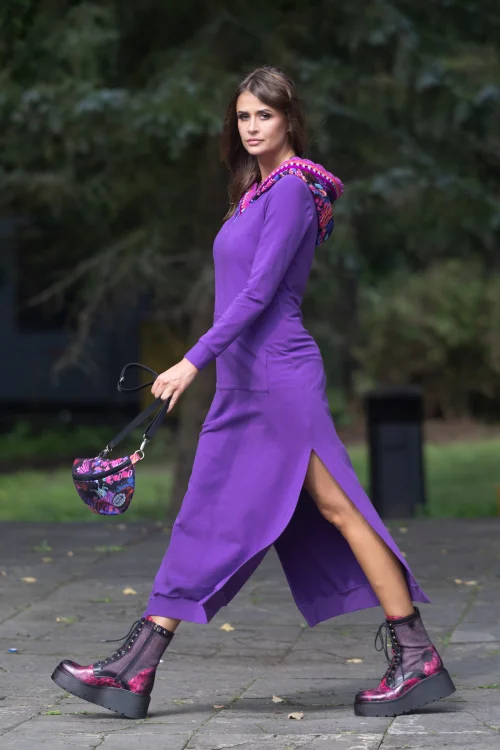sukeinka-maxi-sportowa-fioletowa--z-kapturem-i-szydełkowymi-koronkami--dekolt-V--i-torebka-mała-nerka-z-kolekcja-ROSE-violet-marka-vippi-design-8.jpg