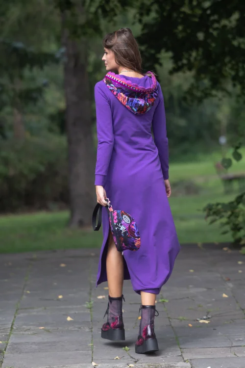 sukeinka-maxi-sportowa-fioletowa--z-kapturem-i-szydełkowymi-koronkami--dekolt-V--i-torebka-mała-nerka-z-kolekcja-ROSE-violet-marka-vippi-design-7.jpg