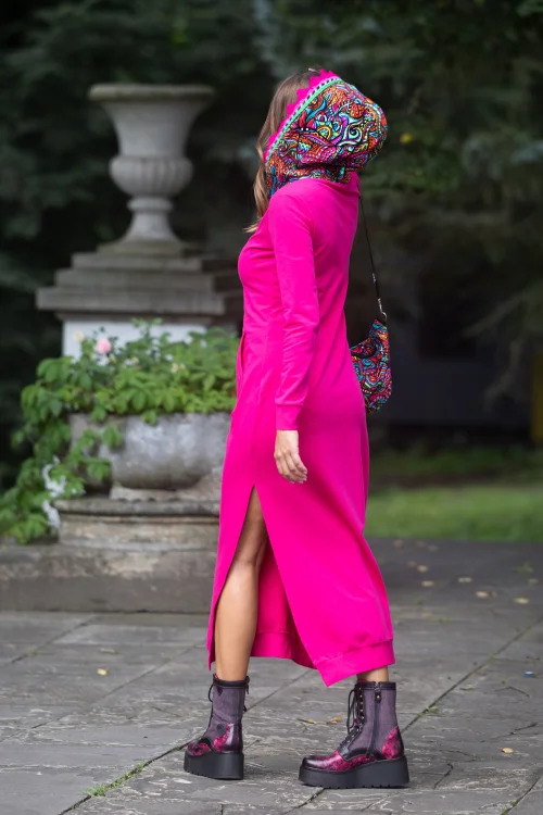 sukeinka-maxi-sportowa-różowa-z-kapturem-i-szydełkowymi-koronkami--dekolt-V--i-torebka-mała-nerka-z-kolekcja-SALVADOR-pink-marka-vippi-design-13.jpg