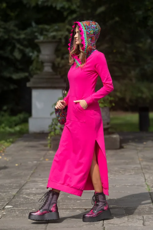 sukeinka-maxi-sportowa-różowa-z-kapturem-i-szydełkowymi-koronkami--dekolt-V--i-torebka-mała-nerka-z-kolekcja-SALVADOR-pink-marka-vippi-design-9.jpg