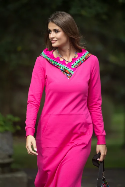 sukeinka-maxi-sportowa-różowa-z-kapturem-i-szydełkowymi-koronkami--dekolt-V--i-torebka-mała-nerka-z-kolekcja-SALVADOR-pink-marka-vippi-design-7.jpg
