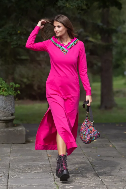 sukeinka-maxi-sportowa-różowa-z-kapturem-i-szydełkowymi-koronkami--dekolt-V--i-torebka-mała-nerka-z-kolekcja-SALVADOR-pink-marka-vippi-design-6.jpg