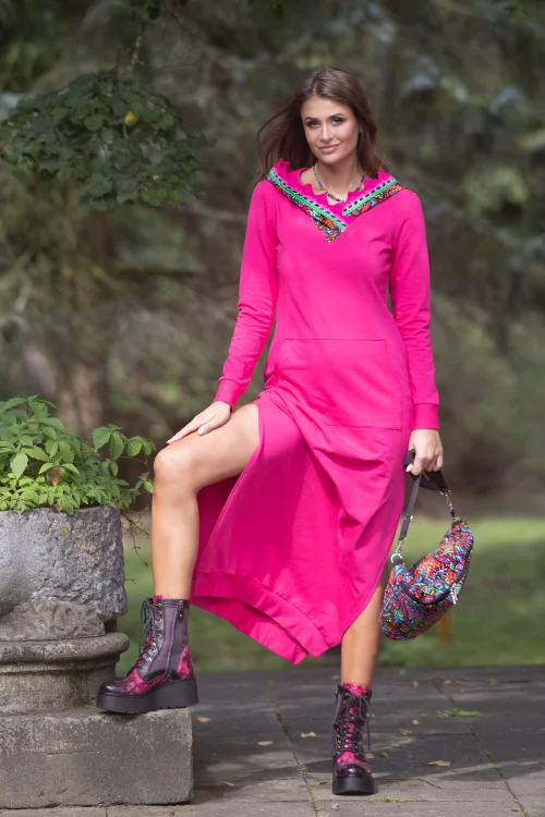 sukeinka-maxi-sportowa-różowa-z-kapturem-i-szydełkowymi-koronkami--dekolt-V--i-torebka-mała-nerka-z-kolekcja-SALVADOR-pink-marka-vippi-design-4.jpg
