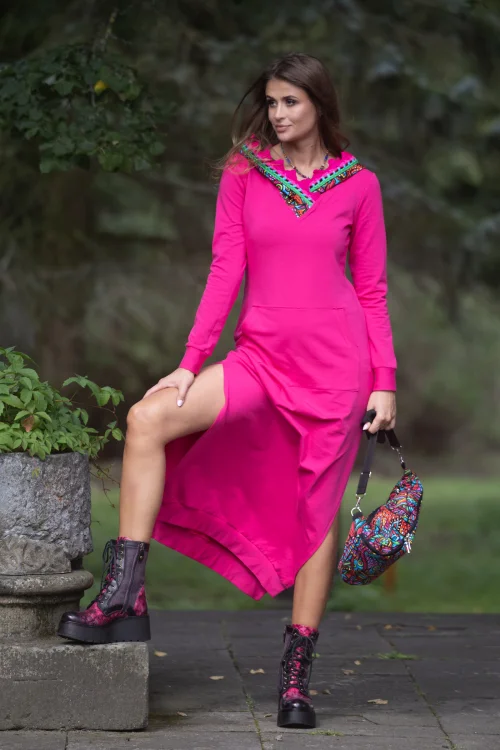sukeinka-maxi-sportowa-różowa-z-kapturem-i-szydełkowymi-koronkami--dekolt-V--i-torebka-mała-nerka-z-kolekcja-SALVADOR-pink-marka-vippi-design-3.jpg