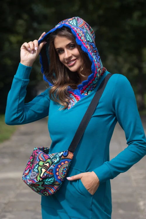 sukeinka-maxi-sportowa-petrolowa-z-kapturem-i-szydełkowymi-koronkami--dekolt-V--i-torebka-mała-nerka-z-kolekcja-DOLCE-blue-marka-vippi-design-15.jpg