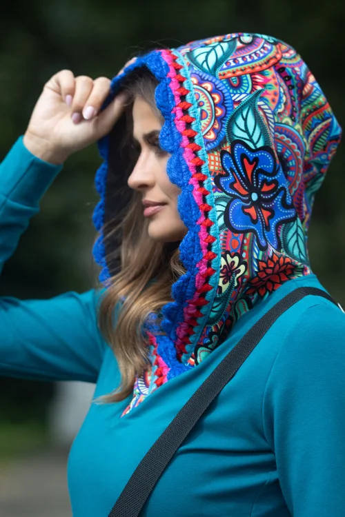 sukeinka-maxi-sportowa-petrolowa-z-kapturem-i-szydełkowymi-koronkami--dekolt-V--i-torebka-mała-nerka-z-kolekcja-DOLCE-blue-marka-vippi-design-14.jpg