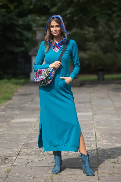 sukeinka-maxi-sportowa-petrolowa-z-kapturem-i-szydełkowymi-koronkami--dekolt-V--i-torebka-mała-nerka-z-kolekcja-DOLCE-blue-marka-vippi-design-12.jpg