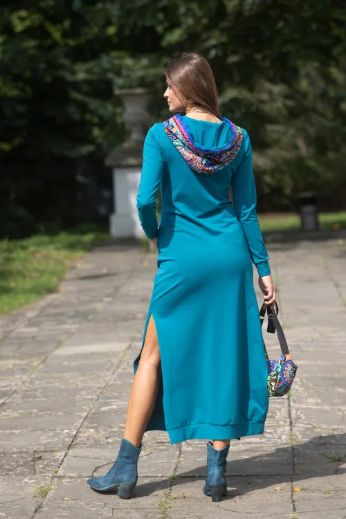 sukeinka-maxi-sportowa-petrolowa-z-kapturem-i-szydełkowymi-koronkami--dekolt-V--i-torebka-mała-nerka-z-kolekcja-DOLCE-blue-marka-vippi-design-8.jpg