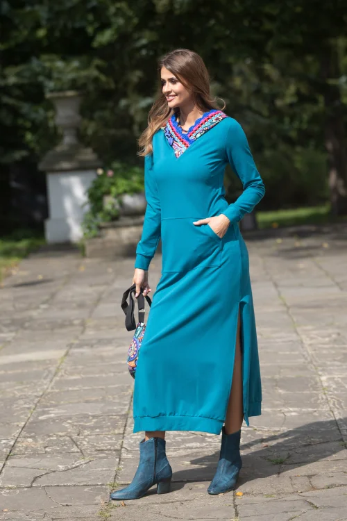 sukeinka-maxi-sportowa-petrolowa-z-kapturem-i-szydełkowymi-koronkami--dekolt-V--i-torebka-mała-nerka-z-kolekcja-DOLCE-blue-marka-vippi-design-7.jpg