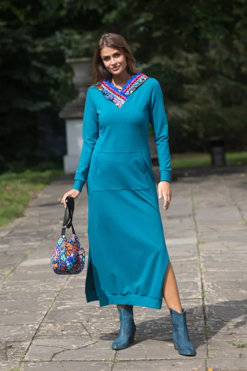 sukeinka-maxi-sportowa-petrolowa-z-kapturem-i-szydełkowymi-koronkami--dekolt-V--i-torebka-mała-nerka-z-kolekcja-DOLCE-blue-marka-vippi-design-4.jpg