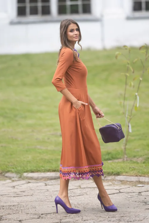 sukeinka-midi-szydełkową-koronką-dekolt-V-kolekor-camelowy-marka-vippi-design-3.jpg