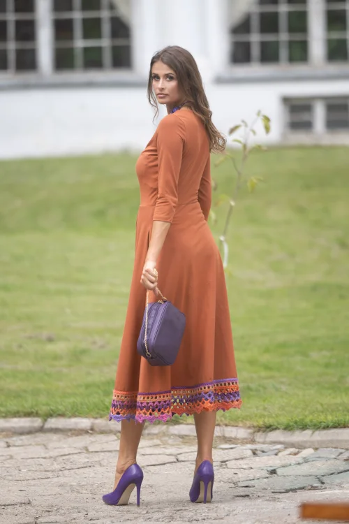 sukeinka-midi-szydełkową-koronką-dekolt-V-kolekor-camelowy-marka-vippi-design-4.jpg