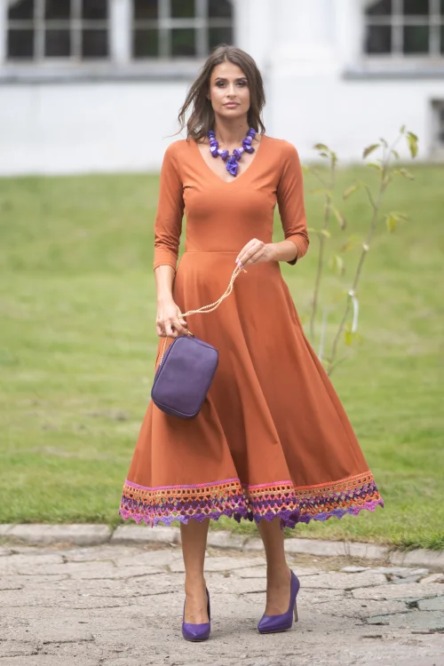 sukeinka-midi-szydełkową-koronką-dekolt-V-kolekor-camelowy-marka-vippi-design-5.jpg