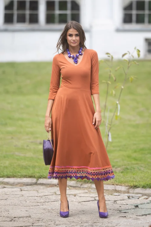 sukeinka-midi-szydełkową-koronką-dekolt-V-kolekor-camelowy-marka-vippi-design-6.jpg
