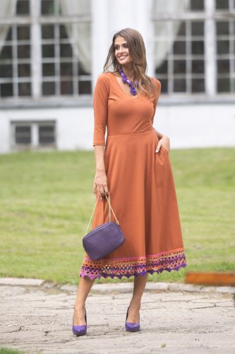 sukeinka-midi-szydełkową-koronką-dekolt-V-kolekor-camelowy-marka-vippi-design-7.jpg