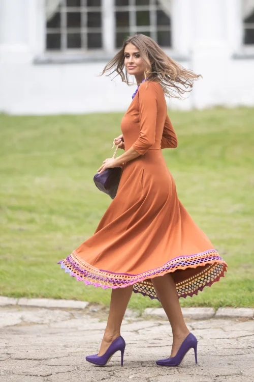 sukeinka-midi-szydełkową-koronką-dekolt-V-kolekor-camelowy-marka-vippi-design-8.jpg