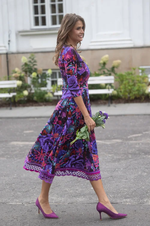 sukeinka-midi-szydełkową-koronką-dekolt-V-kolekcja-ROSE-violet-marka-vippi-design-14.jpg