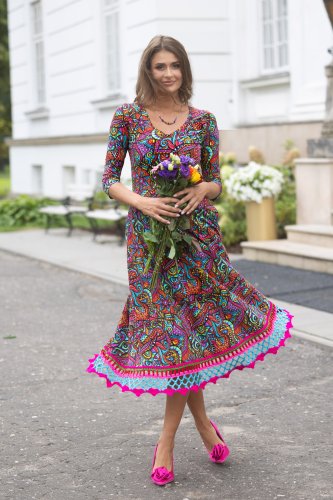 sukeinka-midi-szydełkową-koronką-dekolt-V-kolekcja-SALVADOR-pink-marka-vippi-design-10.jpg