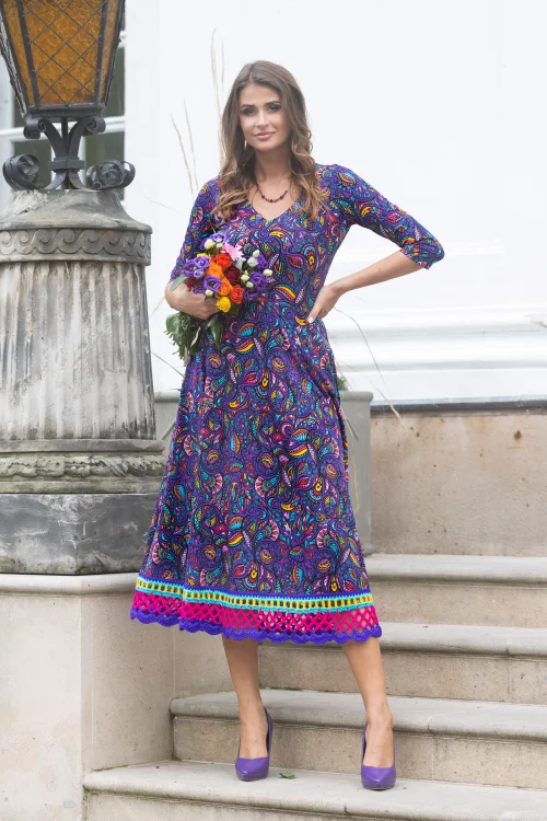 sukeinka-midi-szydełkową-koronką-dekolt-V-kolekcja-FABLE-pink-marka-vippi-design-4.jpg