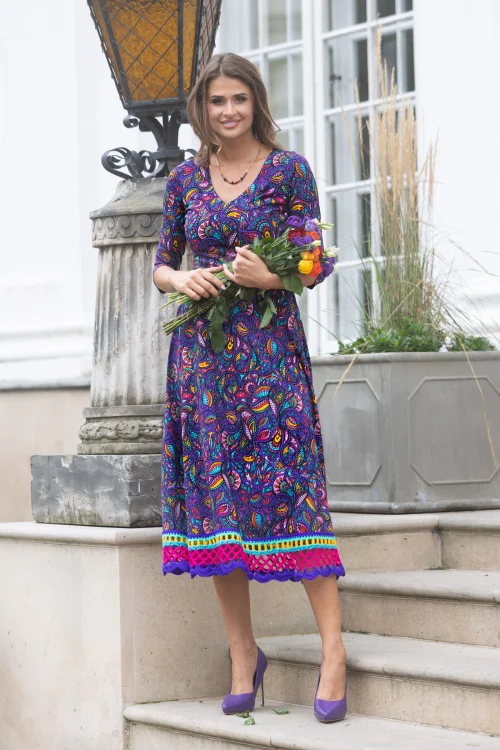 sukeinka-midi-szydełkową-koronką-dekolt-V-kolekcja-FABLE-pink-marka-vippi-design-7.jpg