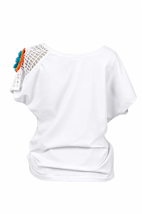 bluzka-biala-z-szydełkową-wtawką-na-ramieniu-marka-vippi-design-4a.jpg
