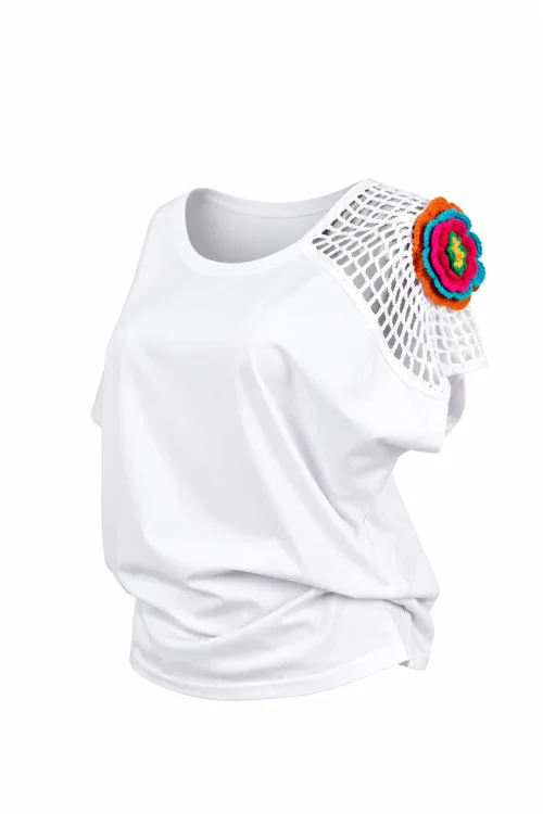 bluzka-biala-z-szydełkową-wtawką-na-ramieniu-marka-vippi-design-3a.jpg